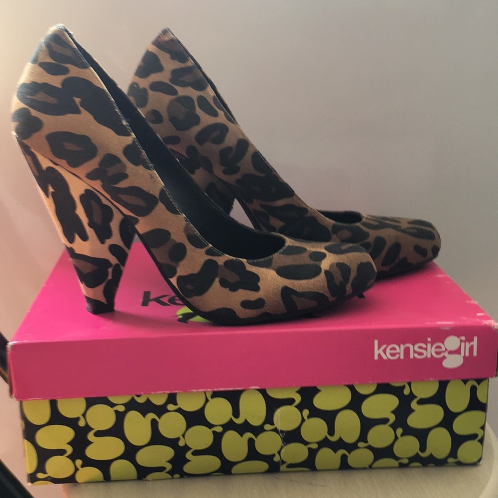 Leopard canvas heels.